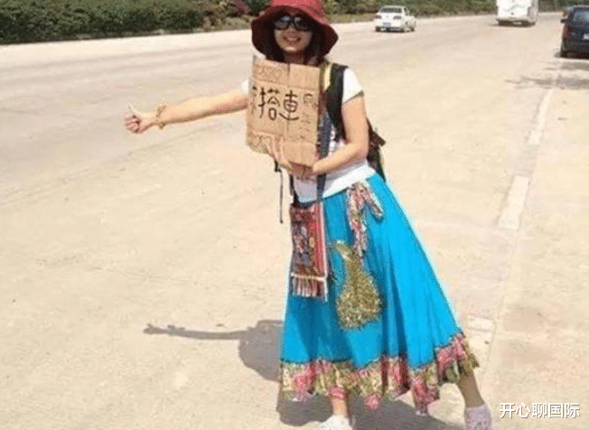 川藏公路 川藏线上女游客举牌子，上面写着“求RB”，老司机：不懂别搭腔！