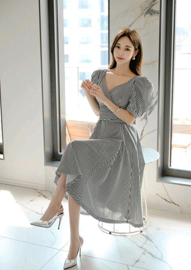 壹品穿搭|女神孙允珠高清时尚搭配：浅灰雅瓷格纹灯笼宽袖连衣裙