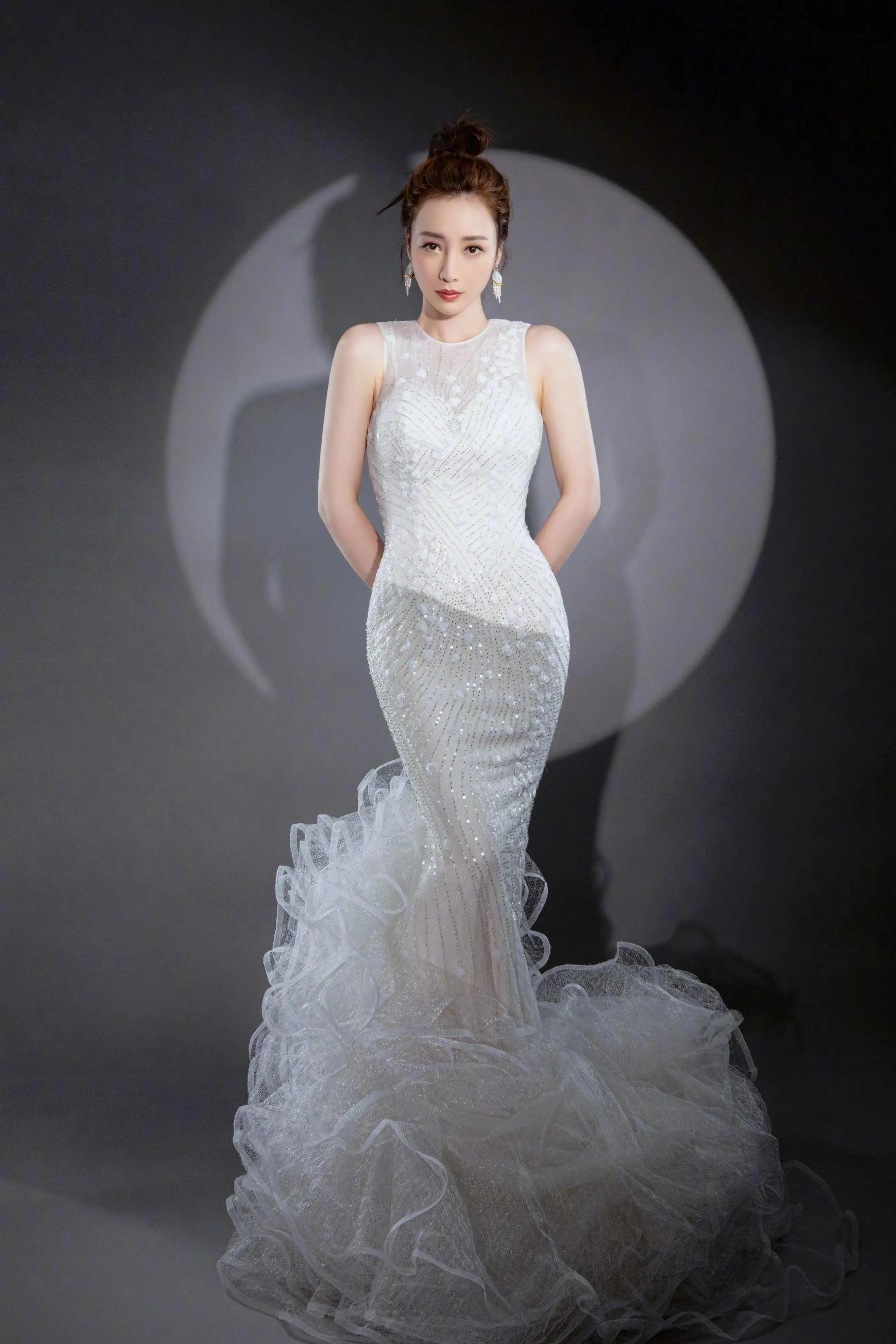 柳岩|性感女神柳岩写真图集，大秀玲珑曲线，火辣惊艳，不愧为宅男女神