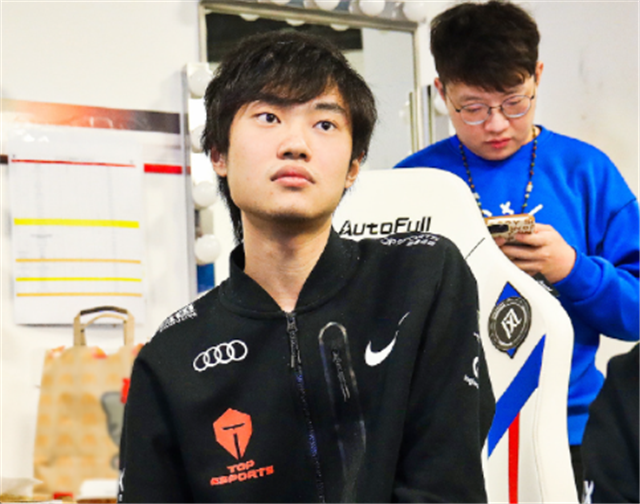 圣诞节|uzi、宁王夸奖TES太猛有冠军相,却双双吐槽打野tian:他在干嘛?