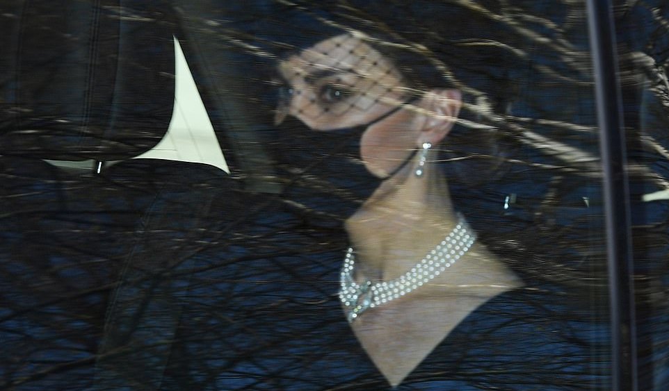凱特亮相葬禮眼中飽含淚水！戴著女王的鉆石珍珠項鏈，梅根嫉妒瞭-圖2