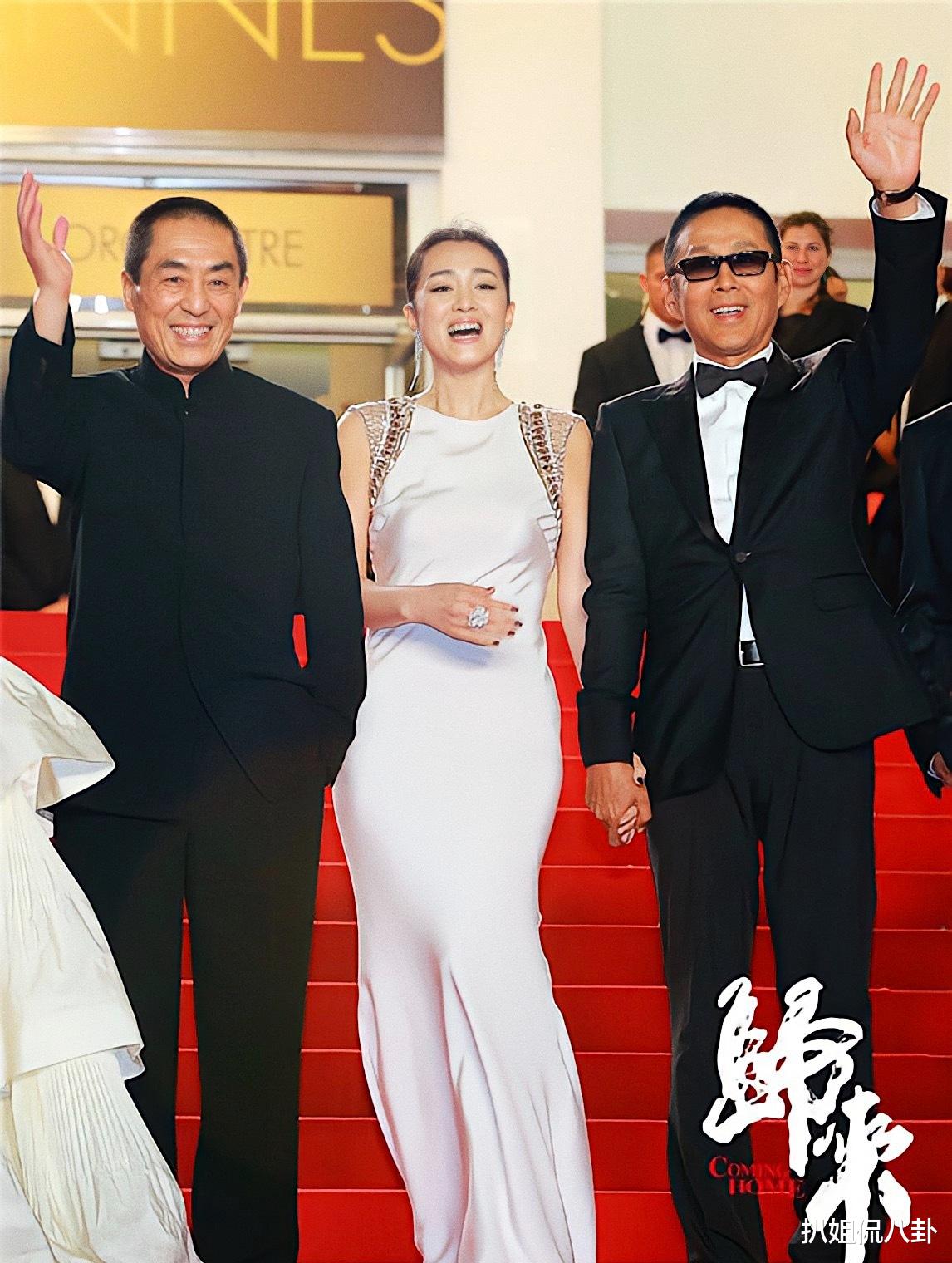 张艺谋|巩俐紧牵着陈道明走红毯，完全不搭理一旁的张艺谋，场面尴尬死了