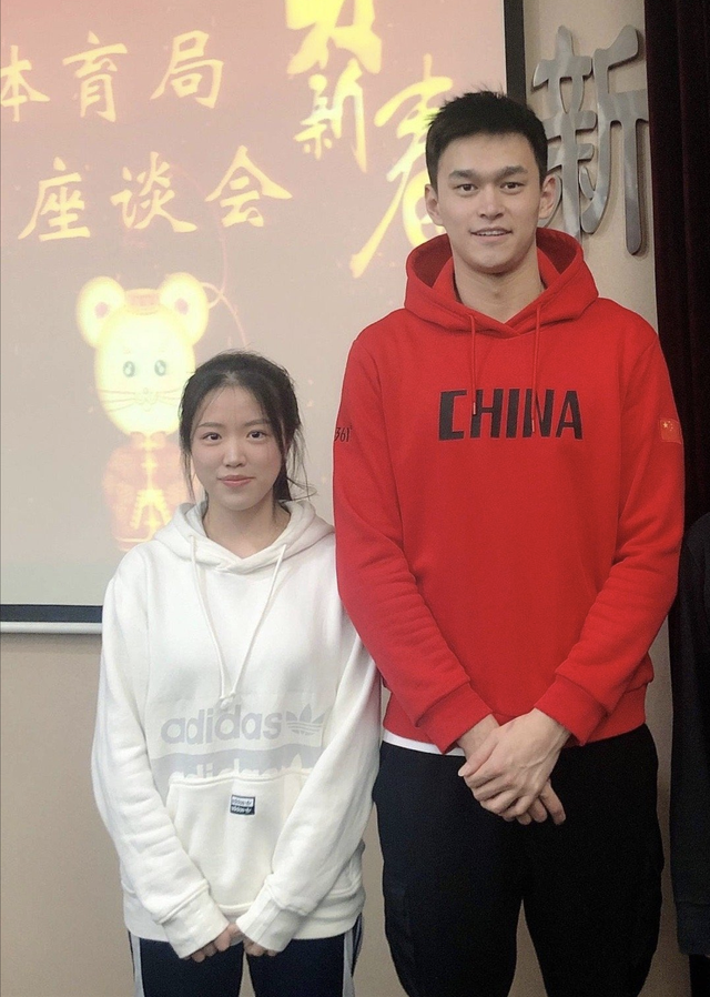 闲鱼有话说|奥运首金女孩杨倩火了，素颜穿卫衣好甜美，同框孙杨现最萌身高差