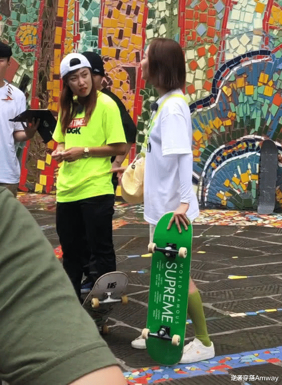 逆袭穿搭Amway|37岁王珞丹罕见这么扮嫩，420T恤配足球袜美成少女，看着像17岁