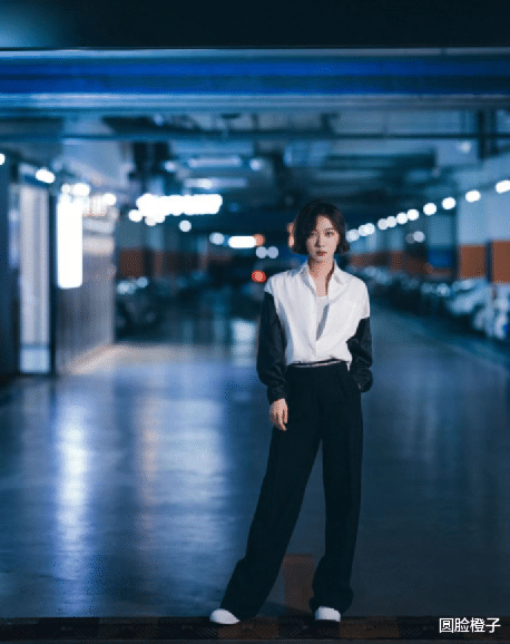 星星说|王珞丹不算美艳但很有气质，红色西装配高领毛衣，短发干净又利索