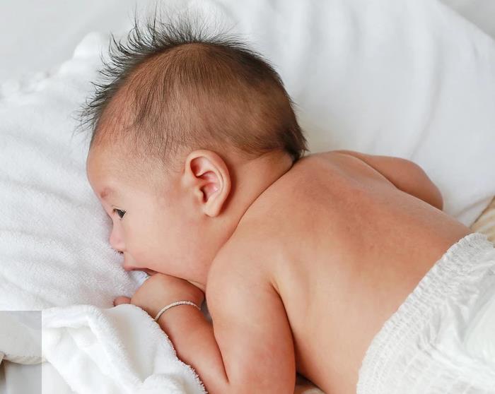 欣妈育儿经|0~6个月是宝宝“俯趴”黄金期，宝爸宝妈可别错过了！