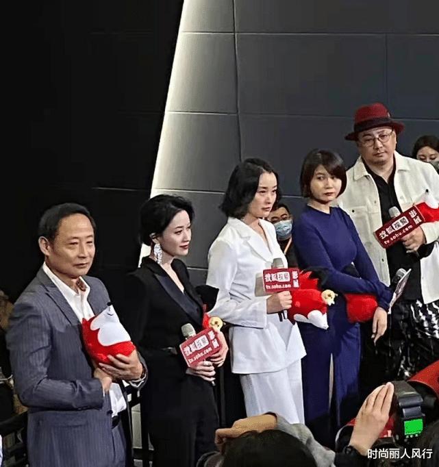 马伊琍|马伊琍这次又尴尬了！穿西装高调亮相，却被吴越倪虹洁大抢风头