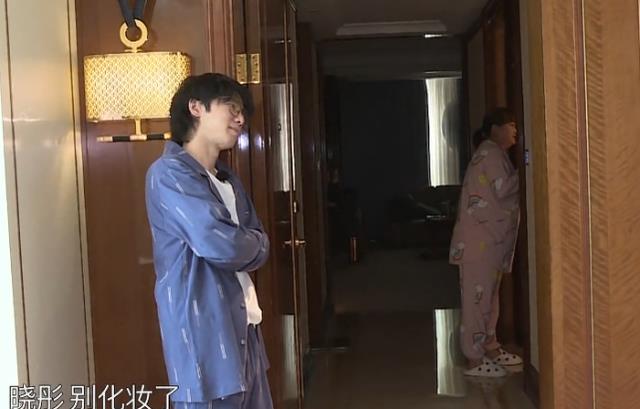 关晓彤|关晓彤被吵醒后，下意识看向床的另一侧，嘟囔一个名字让贾玲慌张