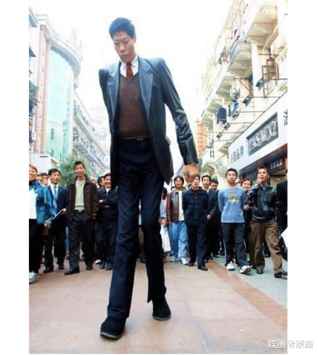 姚明|亚洲第一巨人张俊才：比姚明高半个头，娶差70厘米妻子，22年无子