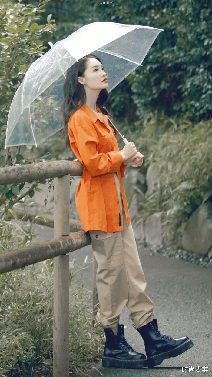 时尚麦丰|李沁七夕发祝福，衬衣上酒瓶图案抢眼，长发遮脸太软萌