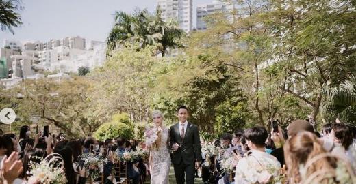 官宣|29岁男星官宣结婚，与妻子甜蜜依偎，女方颜值惊艳