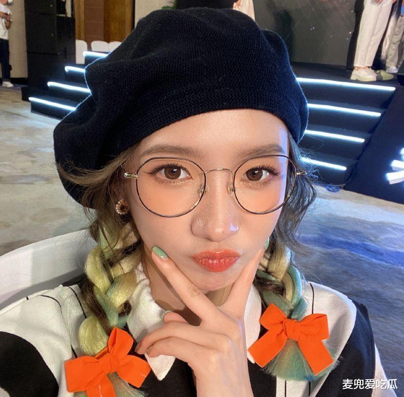 孟美岐|孟美岐李维嘉旧照被扒？亲密拥抱不避嫌，网友：超过了安全距离