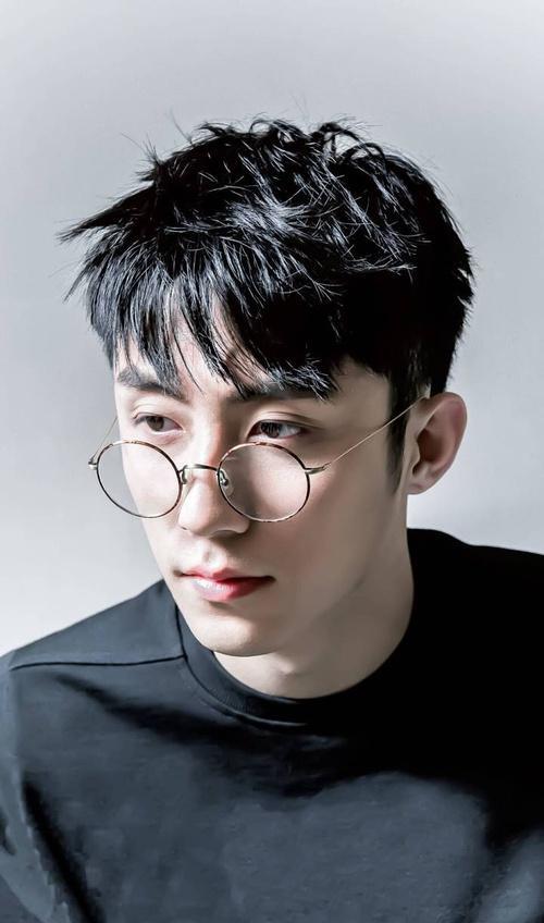 朱一龙|眼镜别乱戴，有的人戴上了成“人间绝色”，有的成“80岁老大爷”