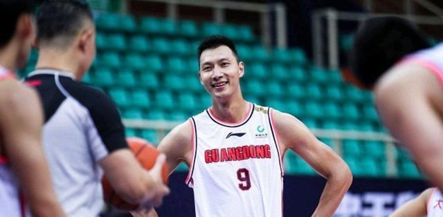 广东男篮|9分5篮板!广东2米13神塔强势崛起 19岁锋芒毕露 易建联终有接班人