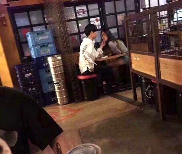 情侣|男子在电影院趁女友上厕所偷吻闺蜜，被后排观众曝光，两人已分手