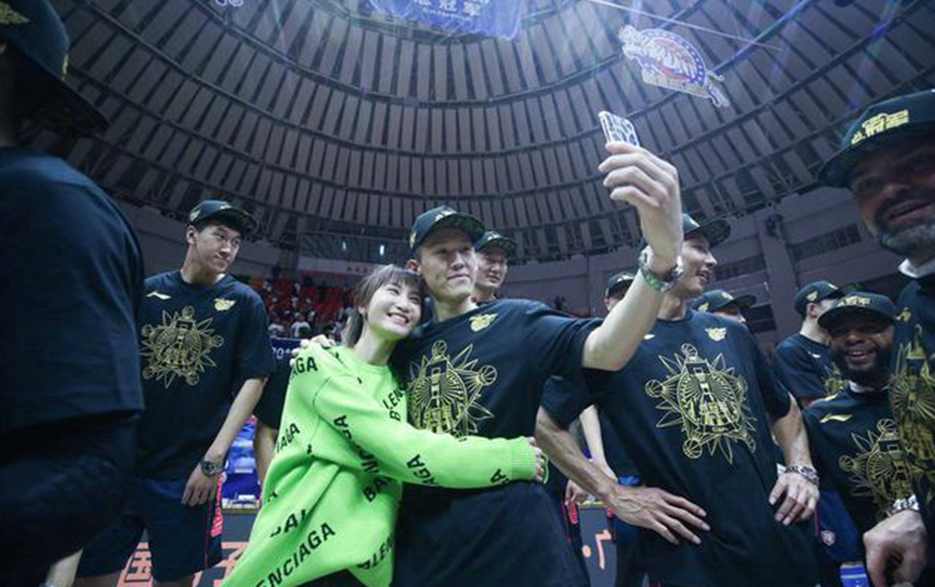 辽宁男篮|总冠军功臣！31岁悍将2分钟连得8分给杨鸣上课，场外是好丈夫