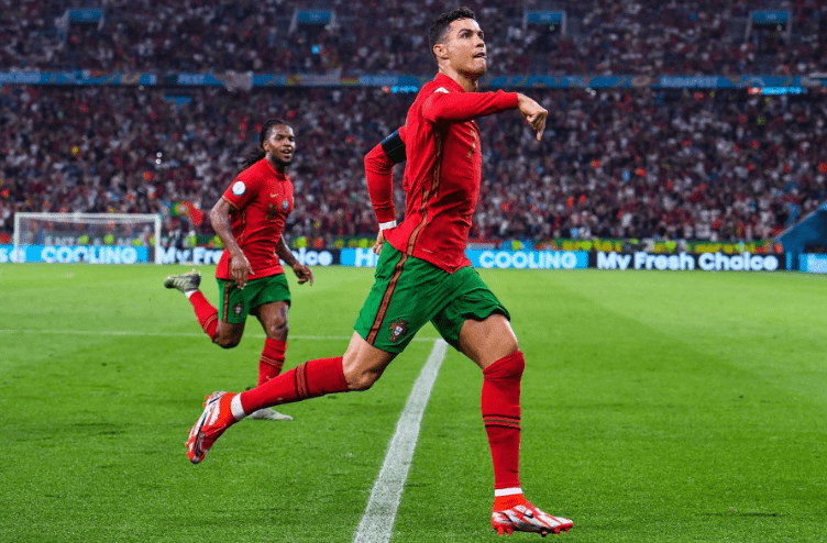 C罗|又见偶像！姆巴佩赛后追着C罗换球衣，露出膜拜眼神，满屏肌肉