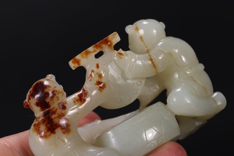 |和田玉童子击鼓雕件