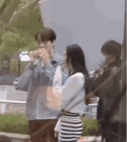 杨幂|杨幂演吻戏遭围观，害羞趴许凯肩上笑场，男方拍完即用纸巾擦嘴