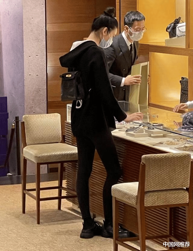 中国网推荐 网友偶遇奚梦瑶逛街，身上的名牌包价值10万！和老公儿子一起庆生