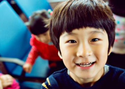 张亮|张亮为儿庆生！14岁天天烫发化妆好成熟，气质大变网友直呼认不出