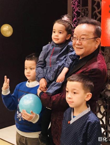 王刚|72岁王刚和12岁儿子跑步，体力不支被甩身后，小20岁三婚妻子现身