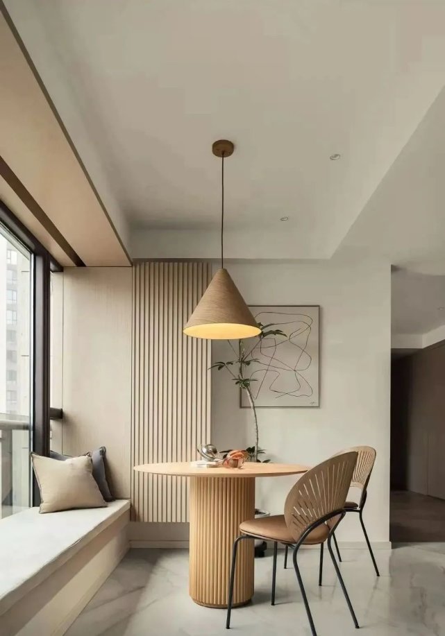 82㎡现代简约丨入户飘窗变卡座，开放式餐厨厅布局绝了