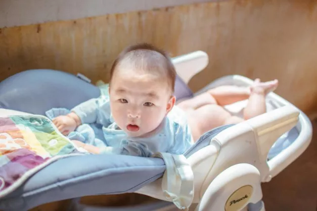 婴幼儿常识|国药育儿知识:过节带娃像打仗,你真的需要这 8 个出行小技巧!