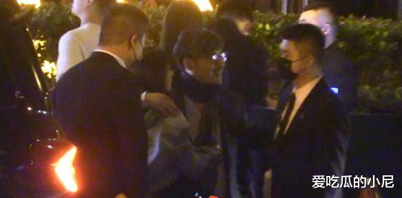 王岳伦|激战一夜？王岳伦又搂美女回酒店，次日深情拥别！事发删除告白？