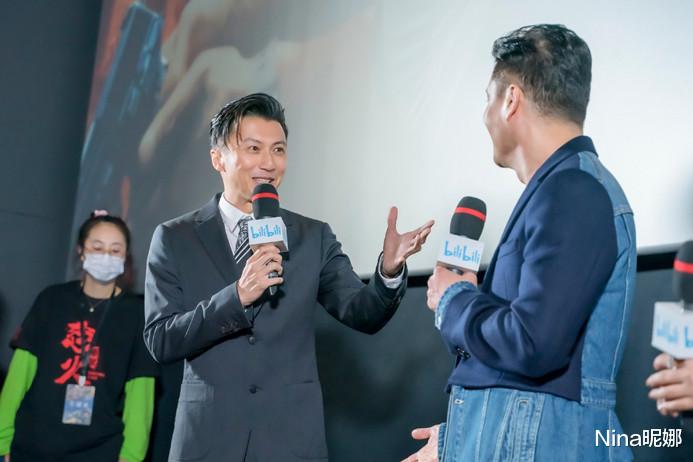 西装|谢霆锋现身首映礼,穿西装单手插袋太帅,41岁学父亲戴耳钉像后辈