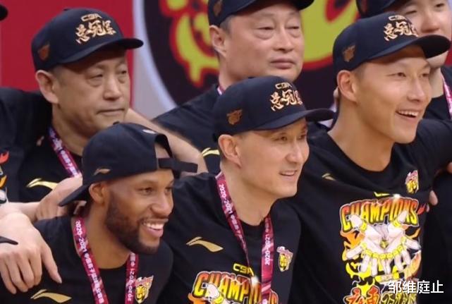 郭艾伦|郭艾伦痛哭+道歉！杨鸣自责或辞职！王仕鹏发文引发争议！