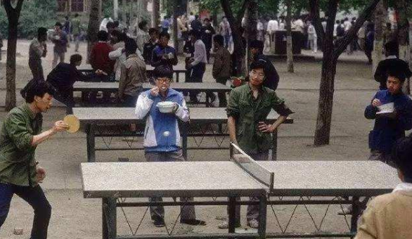 大学生|90年代大学生生活照火了，原来那个时候就很大胆，不愧是大学生