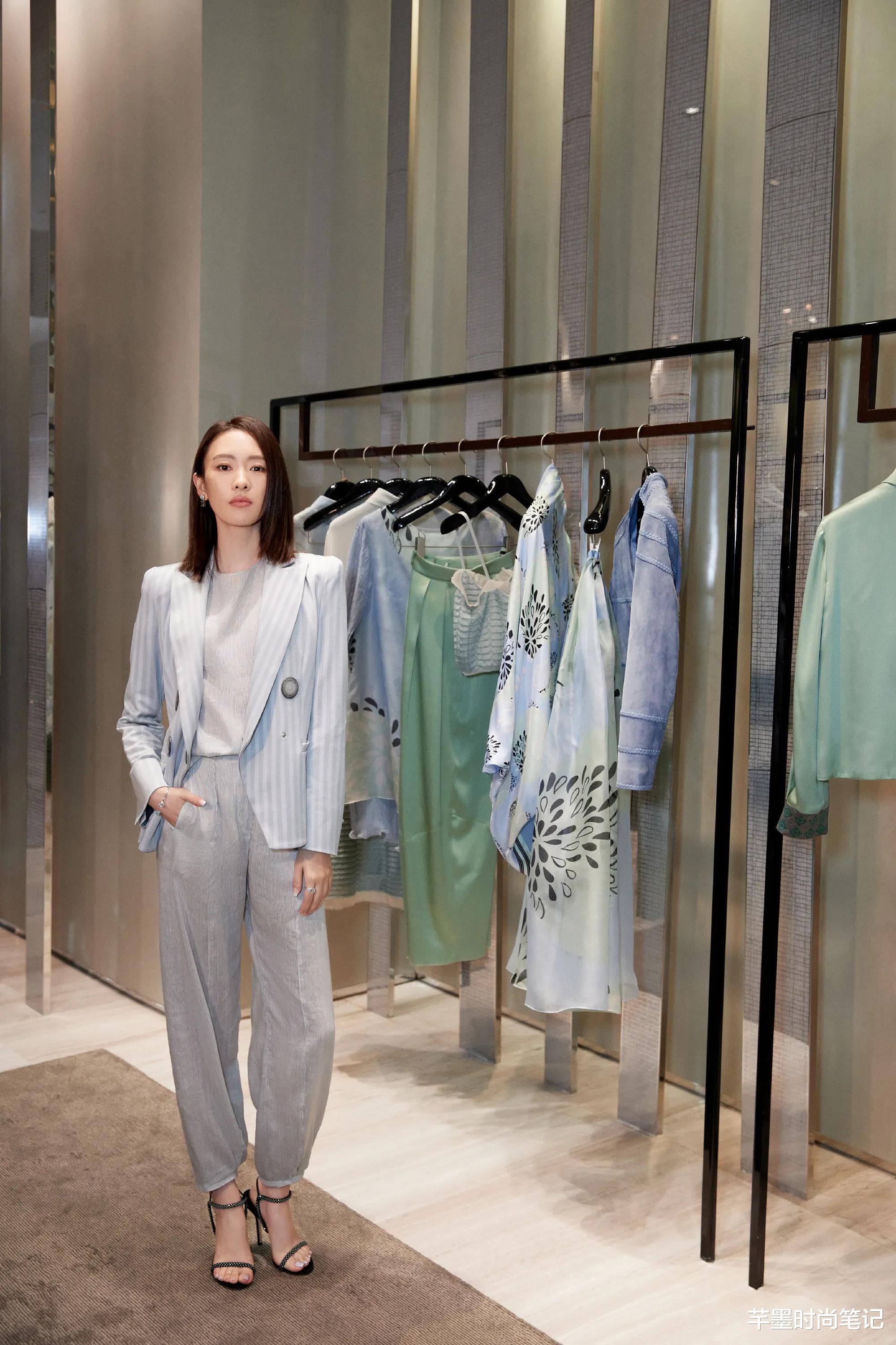 穿衣搭配|童谣职场穿搭好温柔，整体“天蓝色”搭配，穿出三十岁简约浪漫感