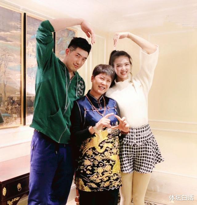 张常宁|奥运冠军张常宁婆婆露面，担任地产高管，与儿媳亲密合照比爱心