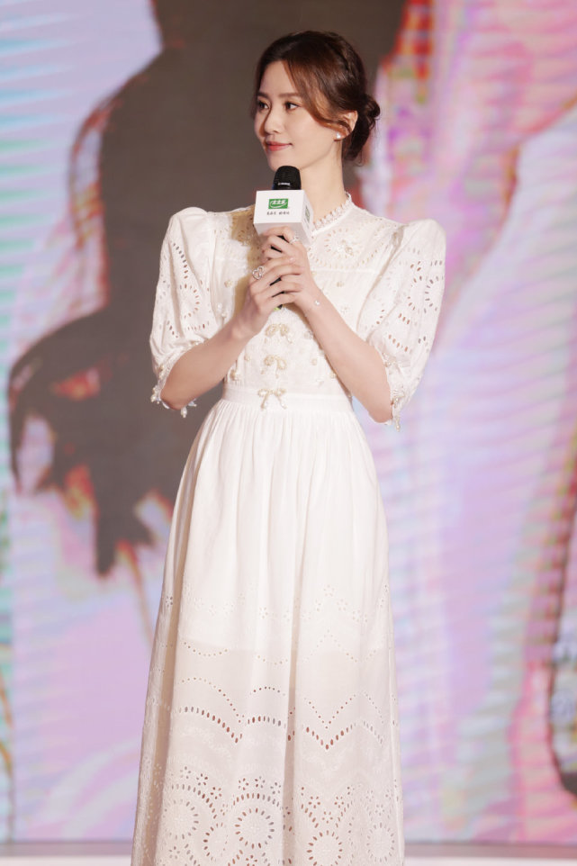 刘诗诗|刘诗诗彻底变大家闺秀！穿白裙竟美成“花魁”，封神造型再次霸屏