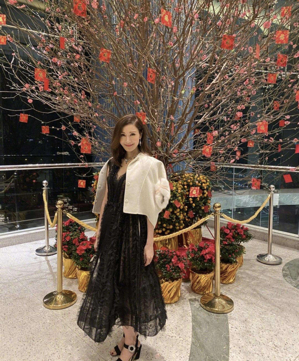 何有强|“豪门太太”李嘉欣气质绝了！穿一件灰色的吊带裙亮相，高贵大气