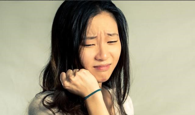  17岁少年恋上38岁女老师，父亲强势干预，最终酿成悲剧