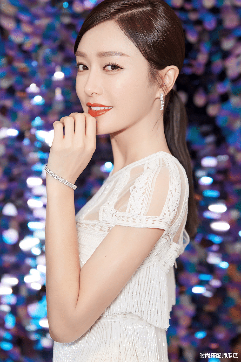 时尚搭配师瓜瓜|女人适合戴“手镯”还是“手表”?三个理由告诉你,戴错很尴尬