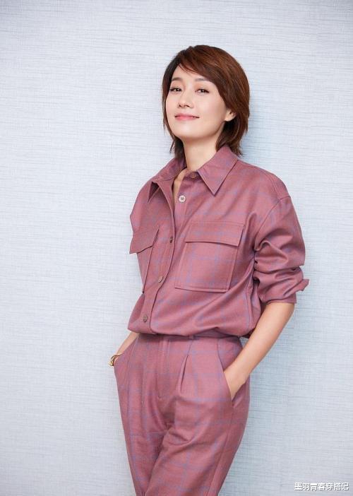 墨羽青春穿搭记|马伊琍的机场秀才实用，蓝色衬衣配微喇牛仔裤，清爽大方又好穿