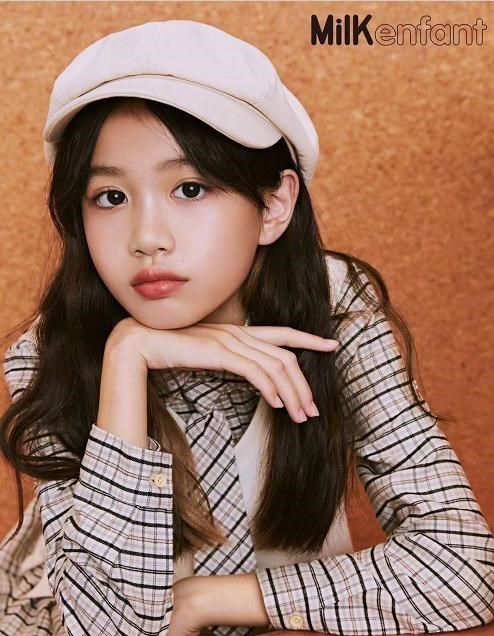 心悦雅萌|钟丽缇：小女长成大姑娘，11岁Cayla喜提杂志封面秒变“小美人”