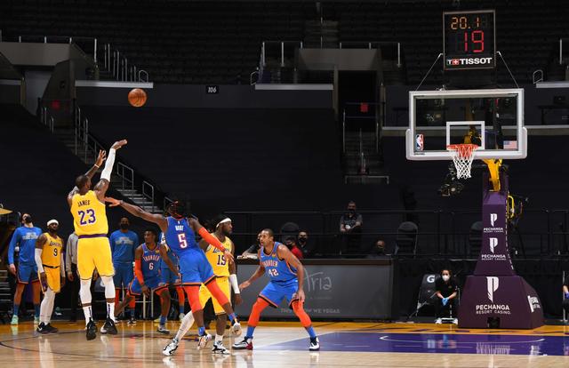 湖人队|湖人遇弱则弱？别被表象骗了，卫冕冠军布局长远，费舍尔一针见血