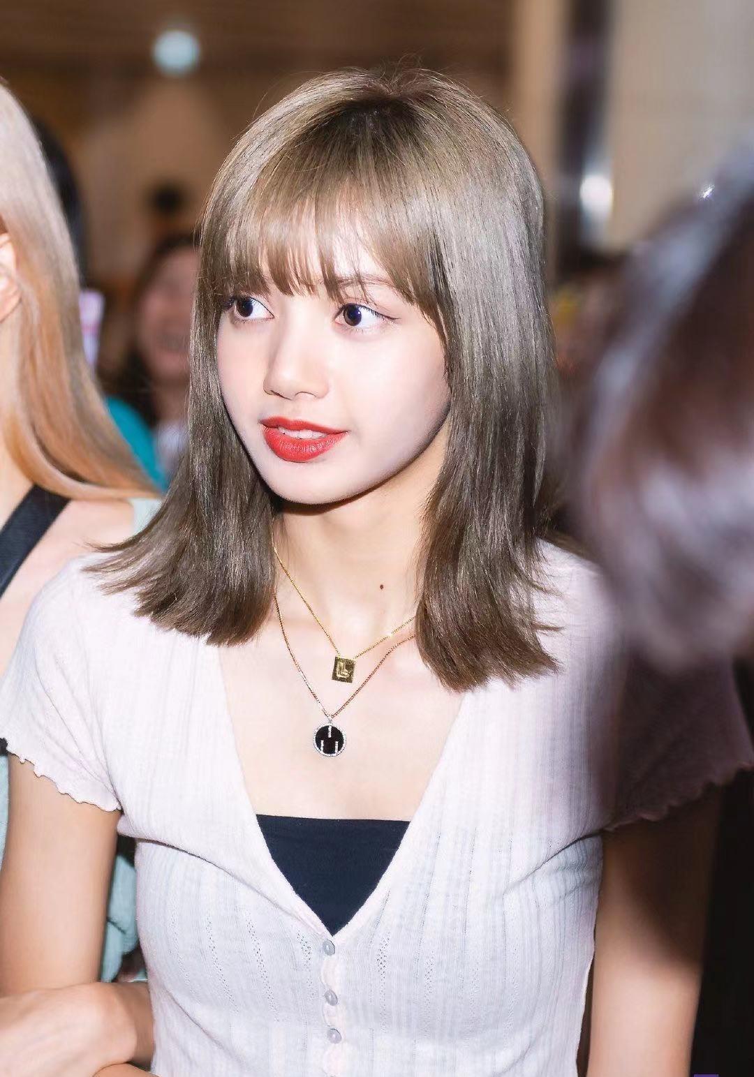 MARRY|Lisa将solo出道,概念海报亮相,金发红衣魅力十足充满神秘感