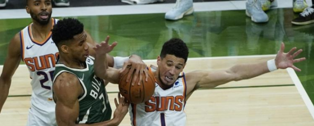 且听旭|美媒列布克两大克星:面对霍乐迪字母哥防守上场4中0 总决赛17中3