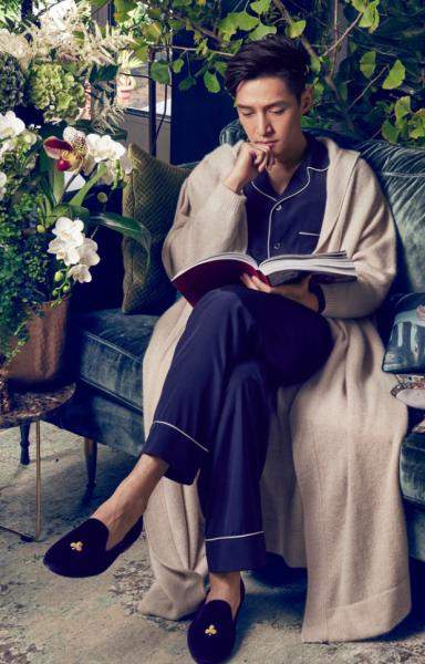 胡歌|胡歌又上线自黑了！晒出独特自拍，网友：清奇角度再创新高