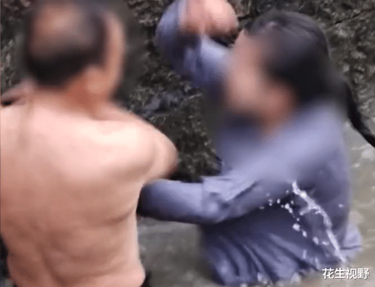 花生视野 温州女子跳河轻生，在水中与救援男子互扇耳光，尖叫声不断