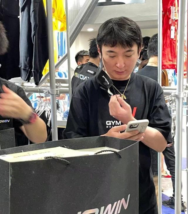 一回合说故事 王思聪成都疯狂购物，吸引路人围观几乎瘫痪店铺，同款遭抢购一空