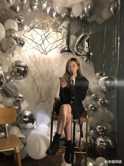 李嫣|李嫣携闺蜜游环球影城！穿牛仔短裤秀美腿，手拿价值2万多的包