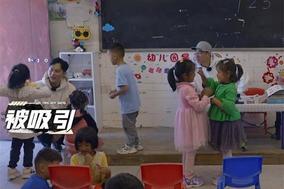 陈小春|两极分化,陈小春带学前班被小孩吵到崩溃,张晋带四年级其乐融融