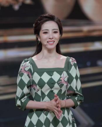 周旭阳嘉应 央视主持李思思隐婚多年，曝光丈夫为初恋男友，如今家庭美满