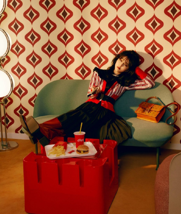 范冰冰|范冰冰逛艺术展被抓怕，网红滤镜太夸张，“巨星范”美貌不见了！